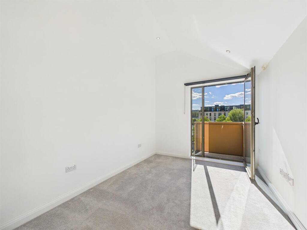 7 - Modern 2-Bedroom Flat for Auction in Bath.jpg