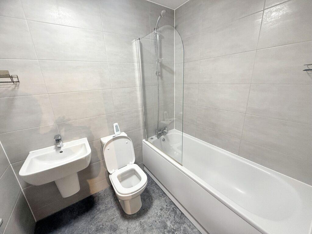 Landmark Waterfront West - Bathroom