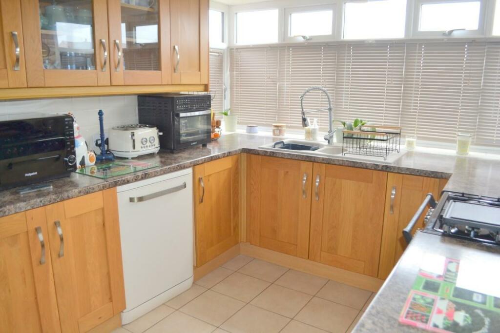 Kitchen 3 (Medium).JPG