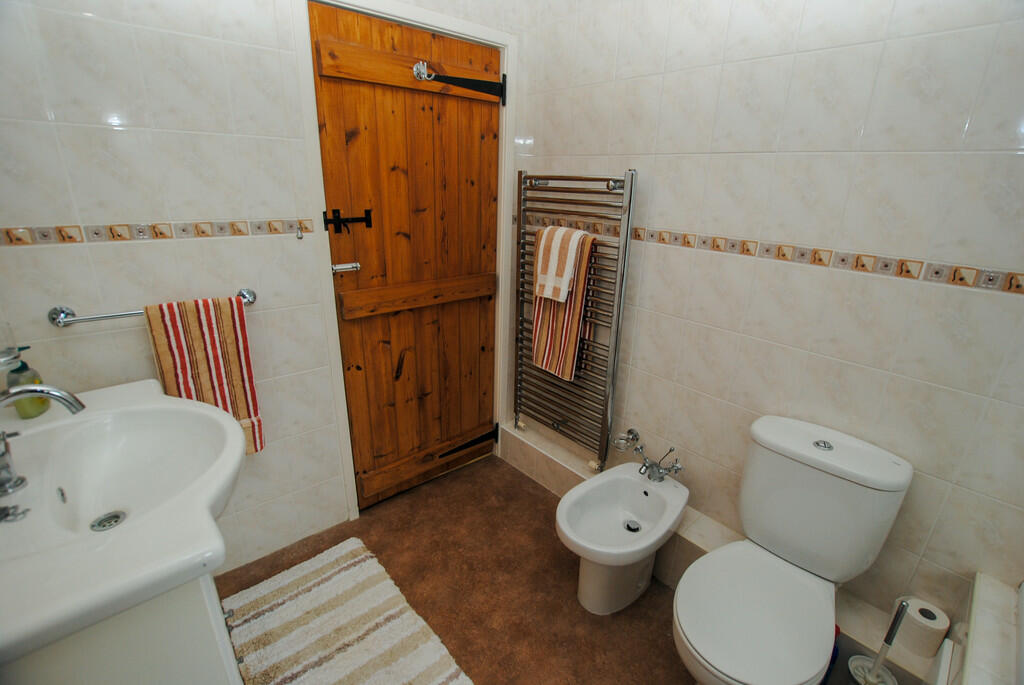 Bathroom2_edited