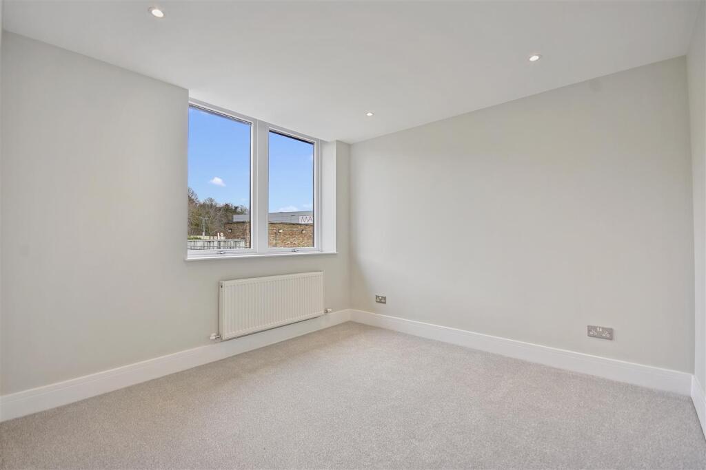 AR - Flat 6, Buckingham Place - Bedroom3 (1).JPG