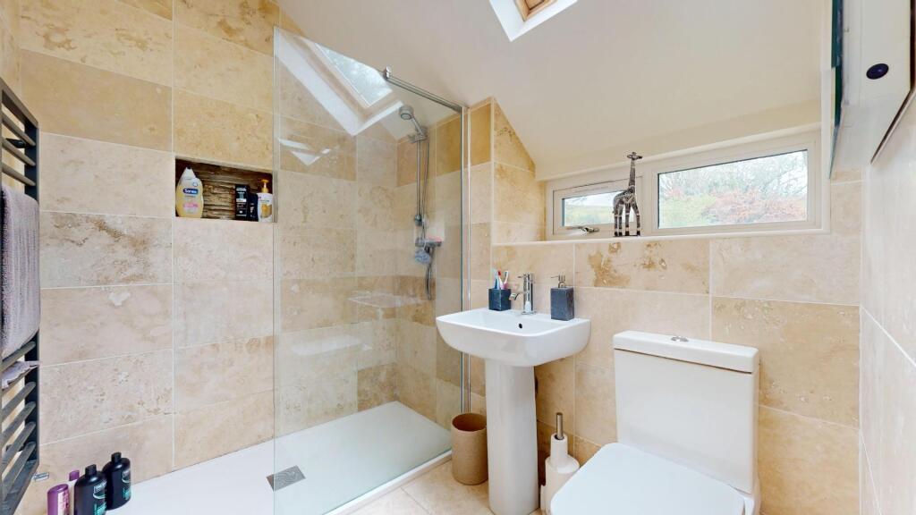 EN SUITE SHOWER ROOM