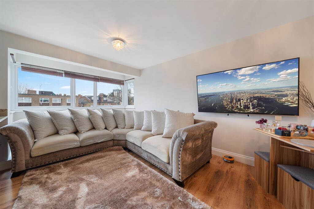 Albany Court N12 8NN-12.jpg