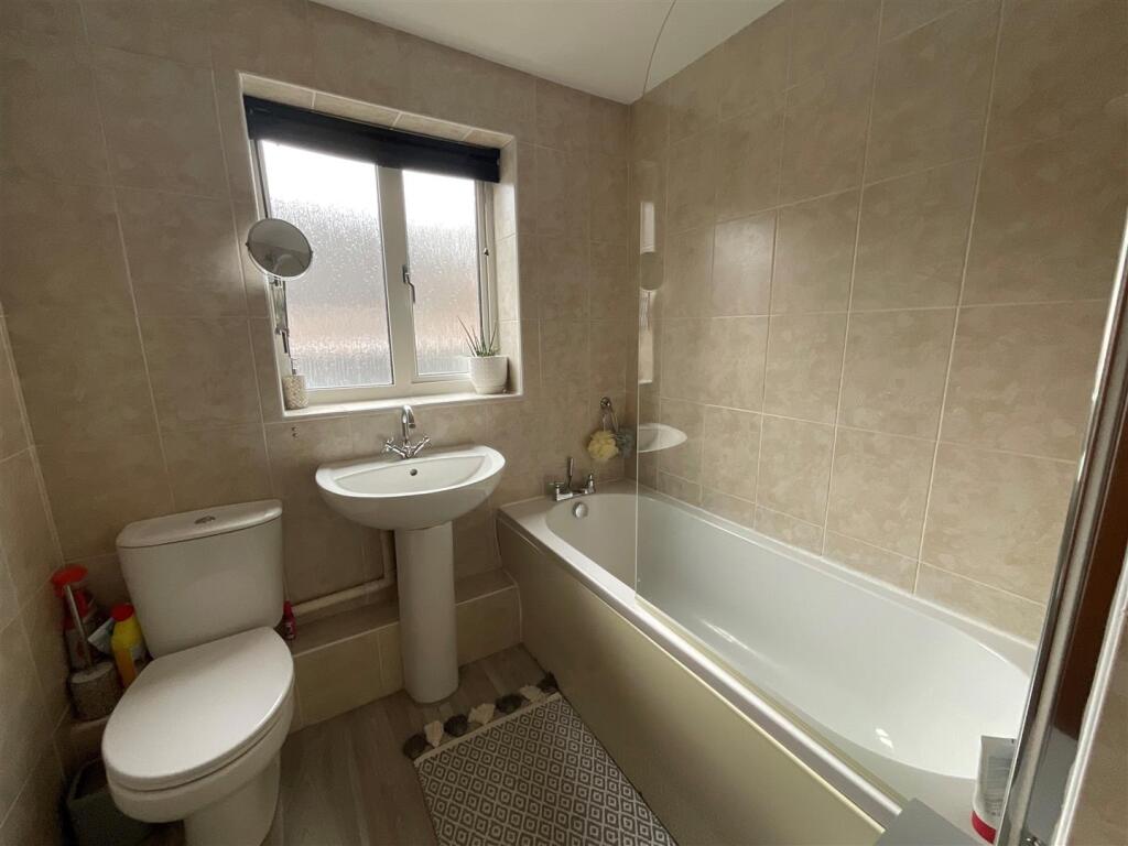 14 Frank Booton bathroom.jpg