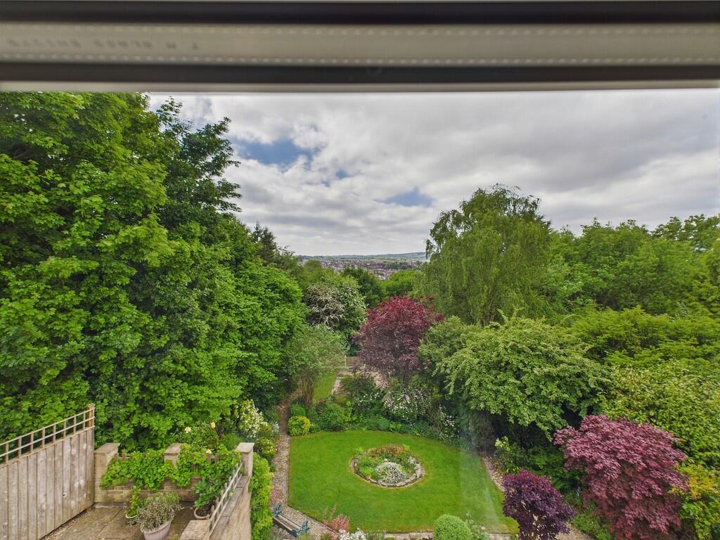 CAM04273G0-PR0129...