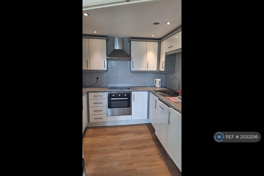 Fully Fitted Kitchen