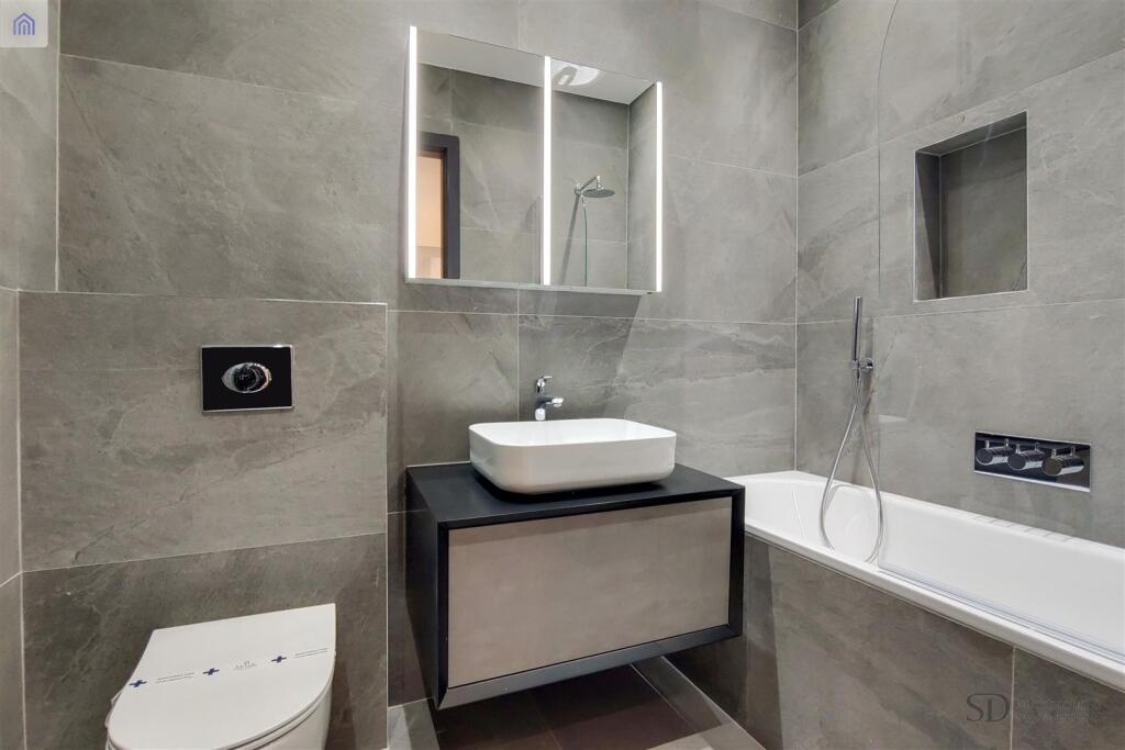 13_Bathroom-0.jpg