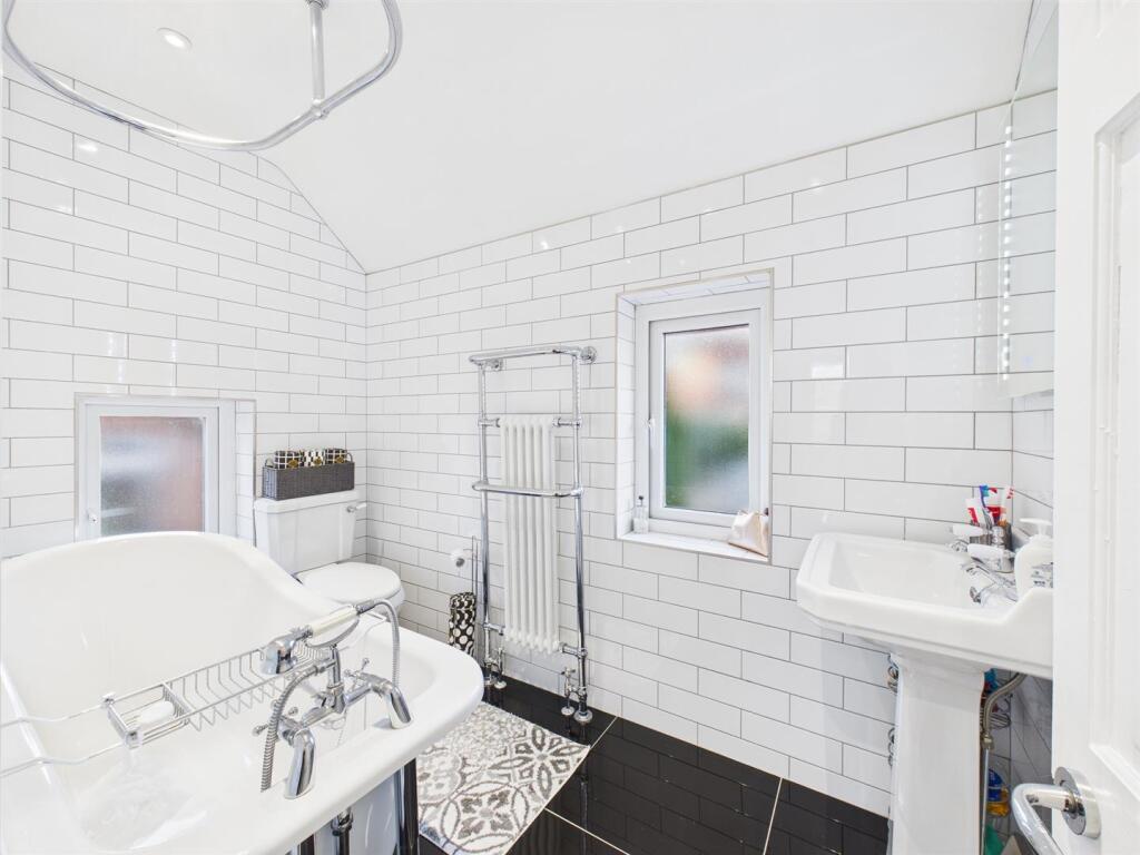 FAMILY BATHROOM / W.C