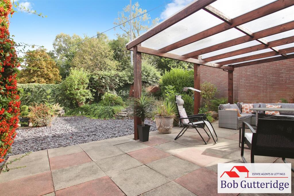 ENCLOSED REAR GARDEN