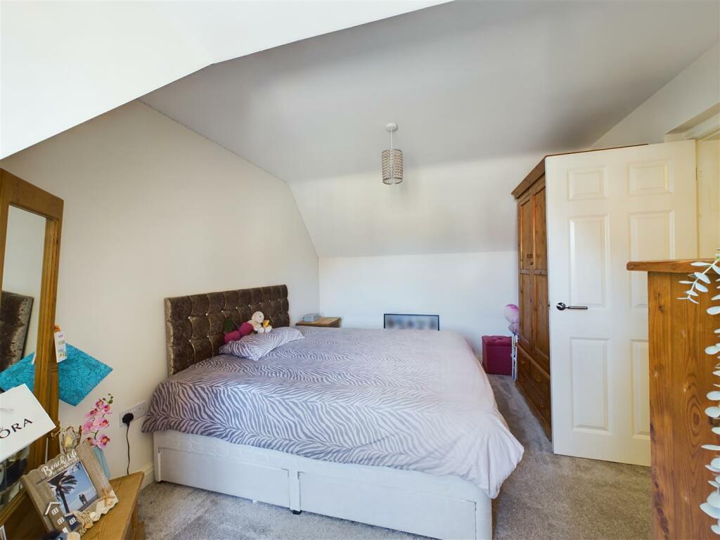 BEDROOM 2