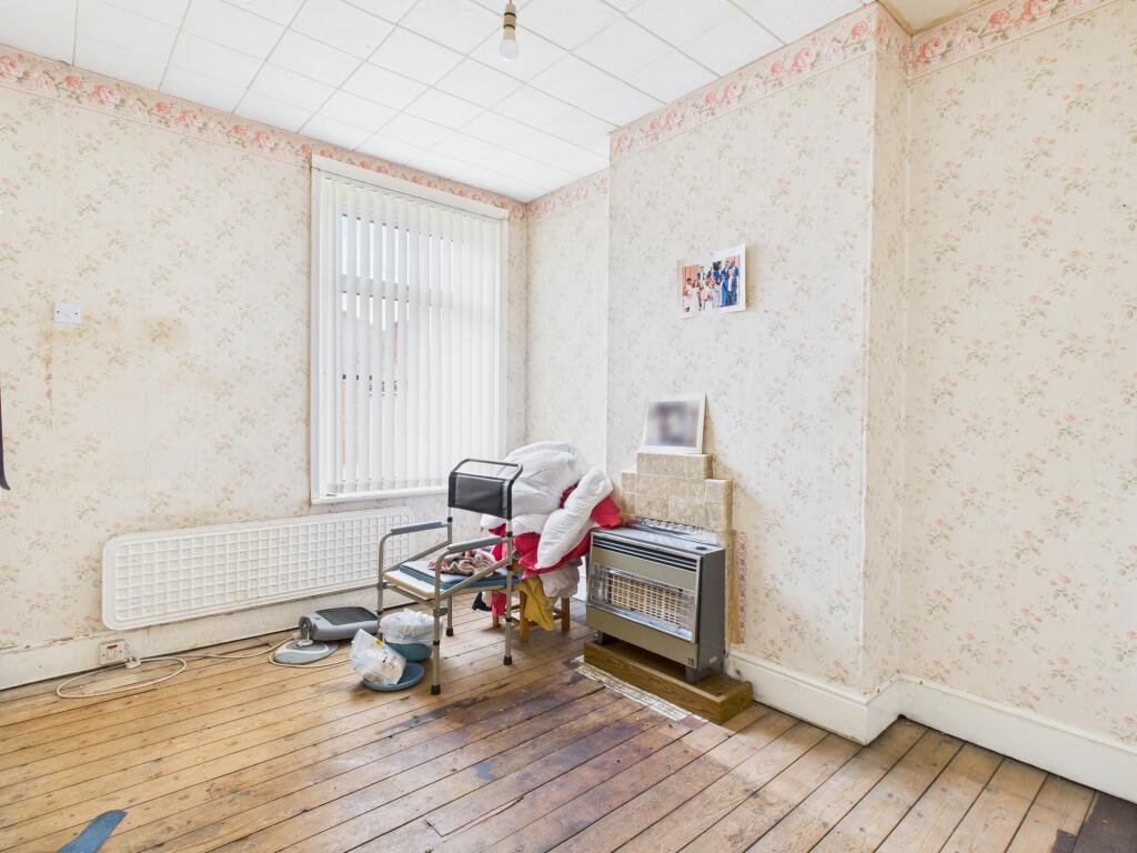 CAM04825G0-PR0128-STILL009