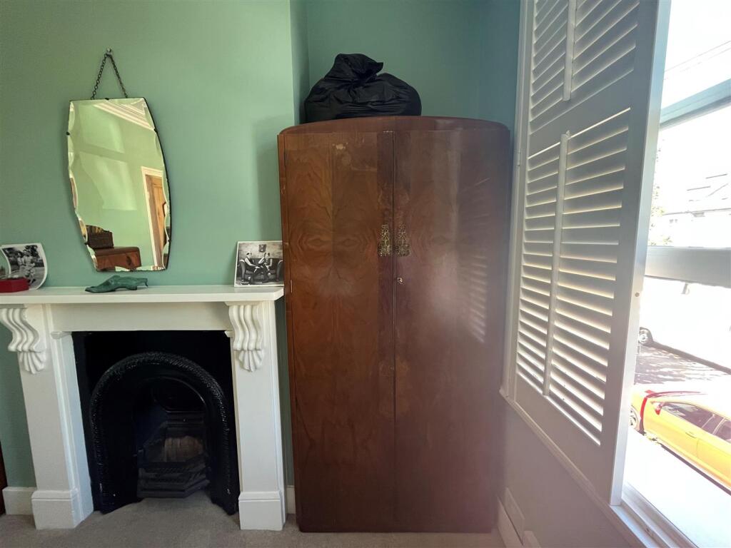Bedroom 1 Fitted Wardrobe.jpg