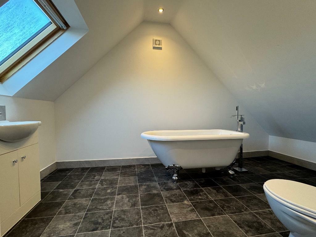 En suite bathroom (Main bedroom)
