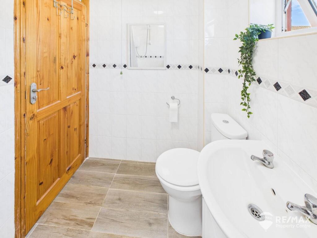 Bathroom (2).jpg