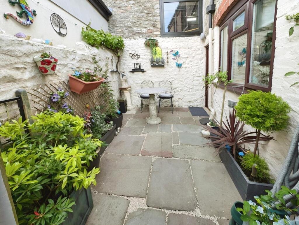 078a6c6a-courtyard 201.jpg