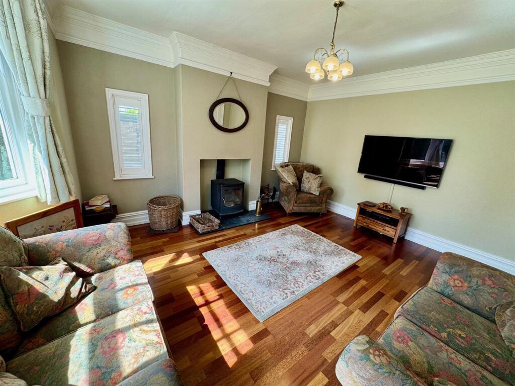 Lounge 2.jpg