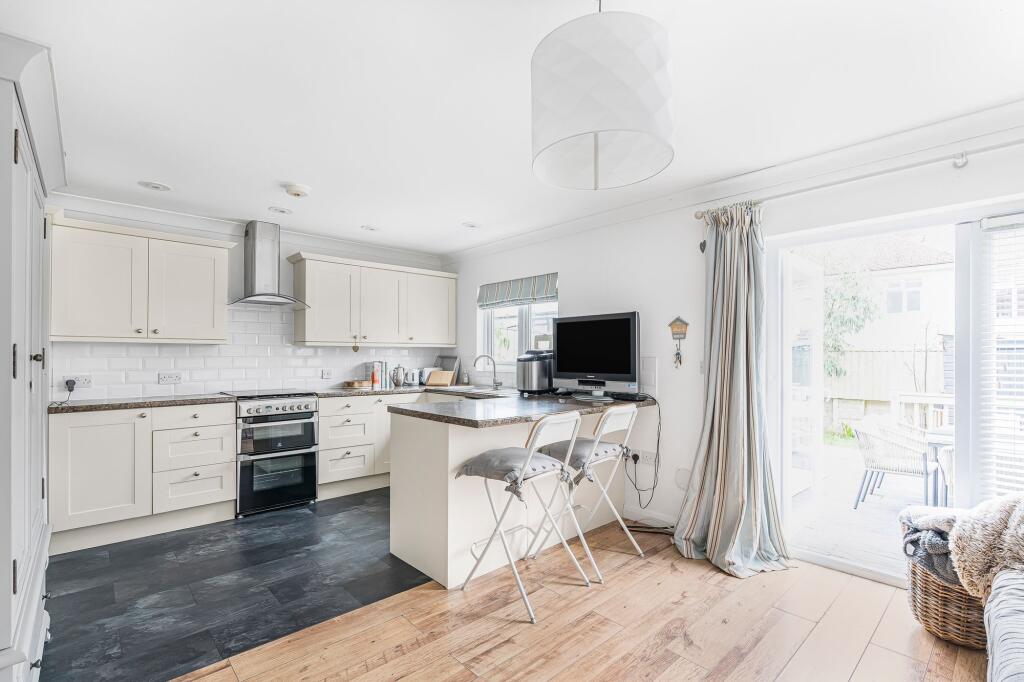 Living room into kitchen (Annex)