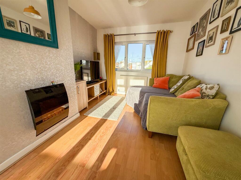 ALTERNATE VIEW OF LOUNGE/DINER