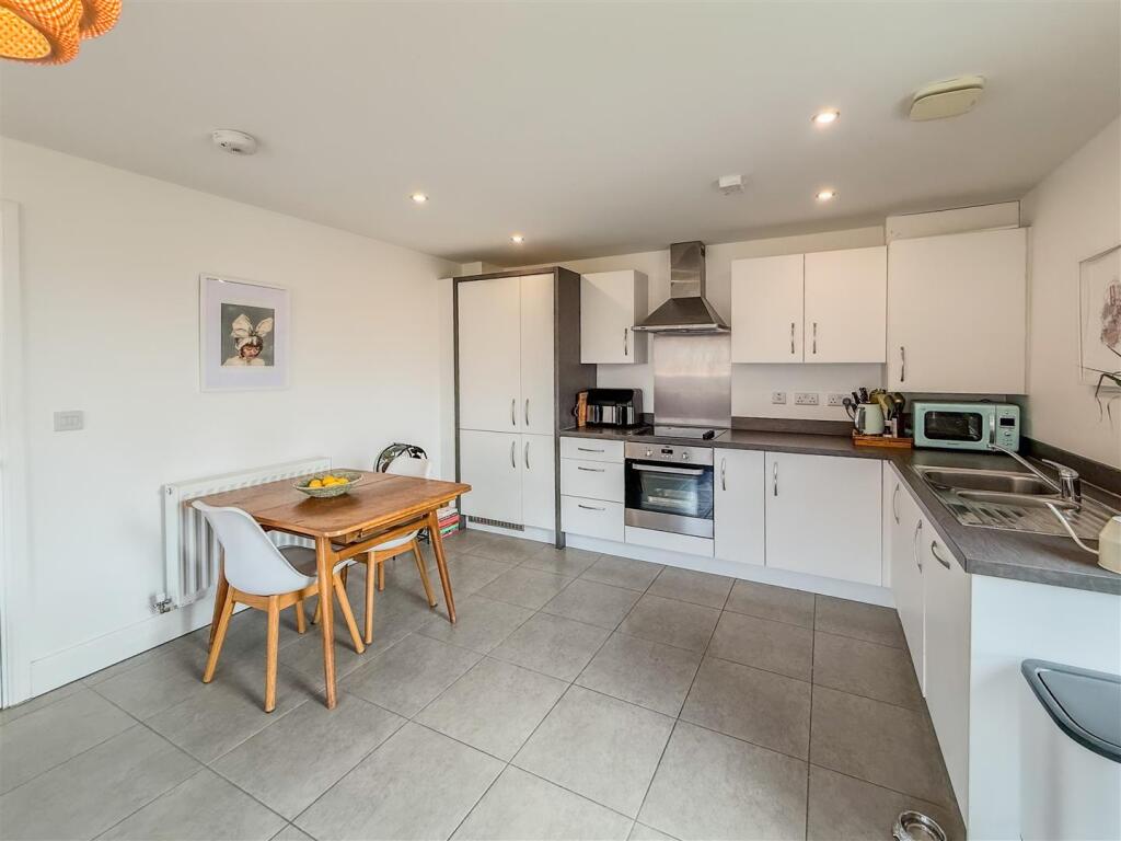 LOUNGE/DINING KITCHEN