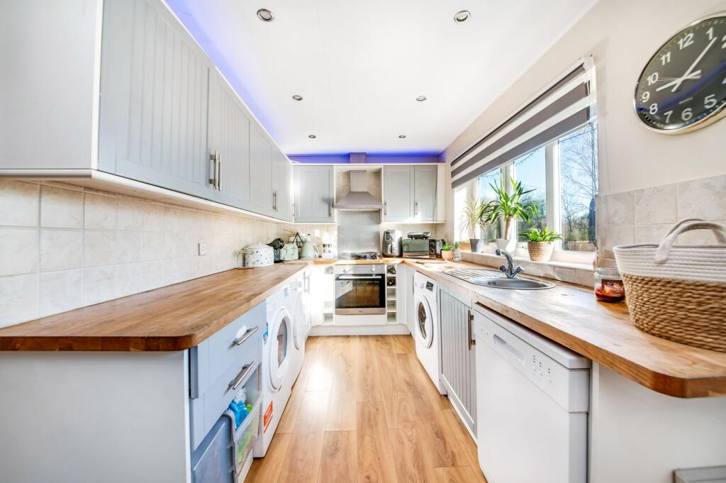 OPEN-PLAN DINING KITCHEN