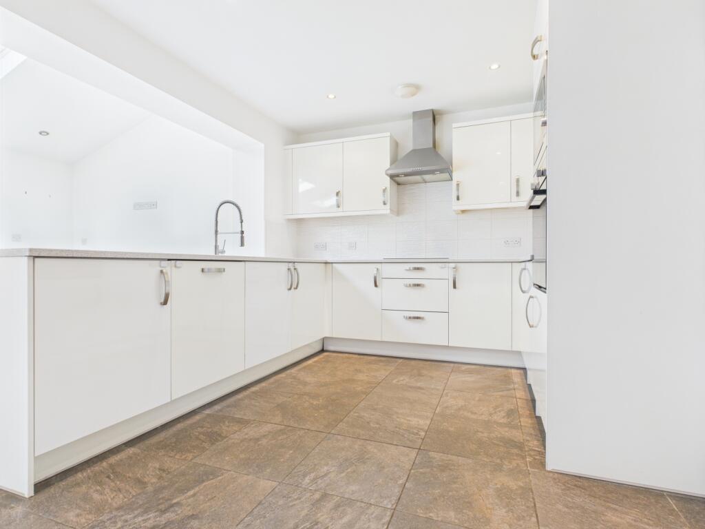 CAM03729G0-PR0113-STILL018