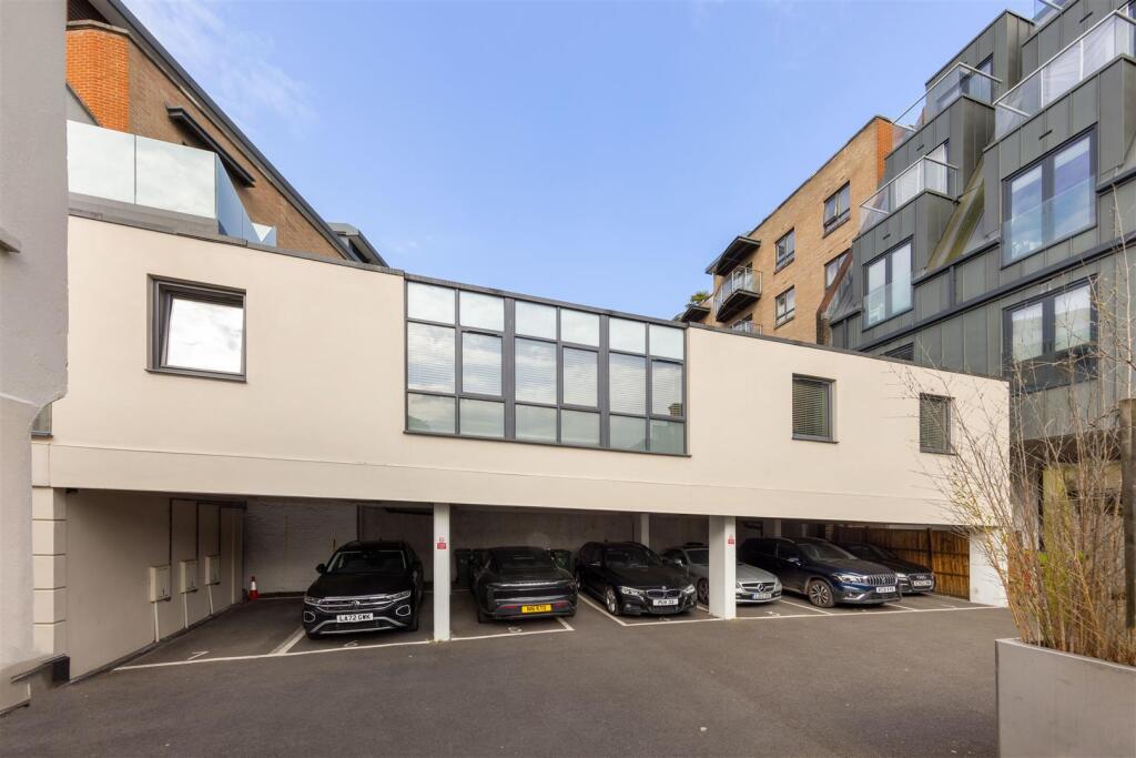 Flat 2, 278 High Street GU1 3JL-19.jpg