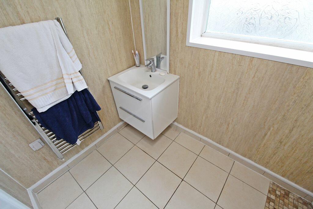 6_Bathroom (2)