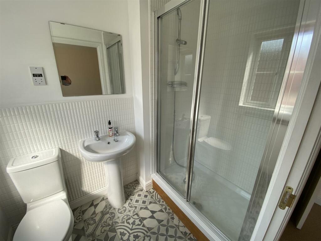 EN-SUITE SHOWER ROOM