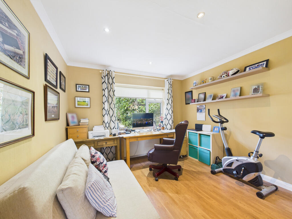 CAM01354G0-PR0589-STILL034