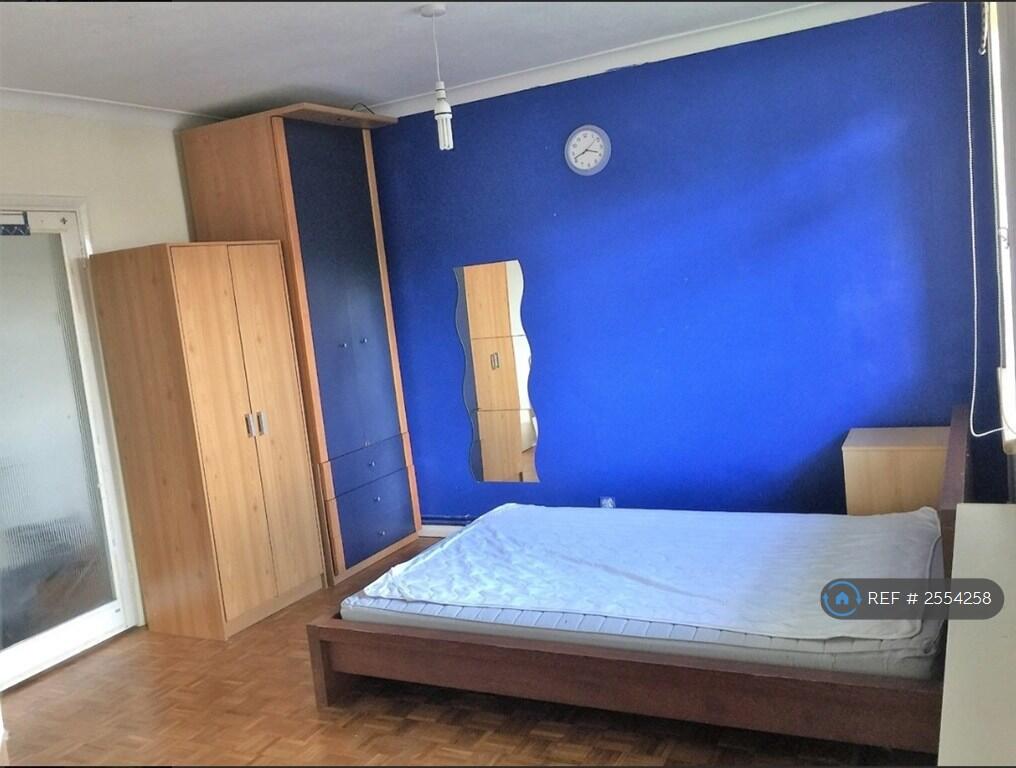 Largest Bedroom / Shared Lounge