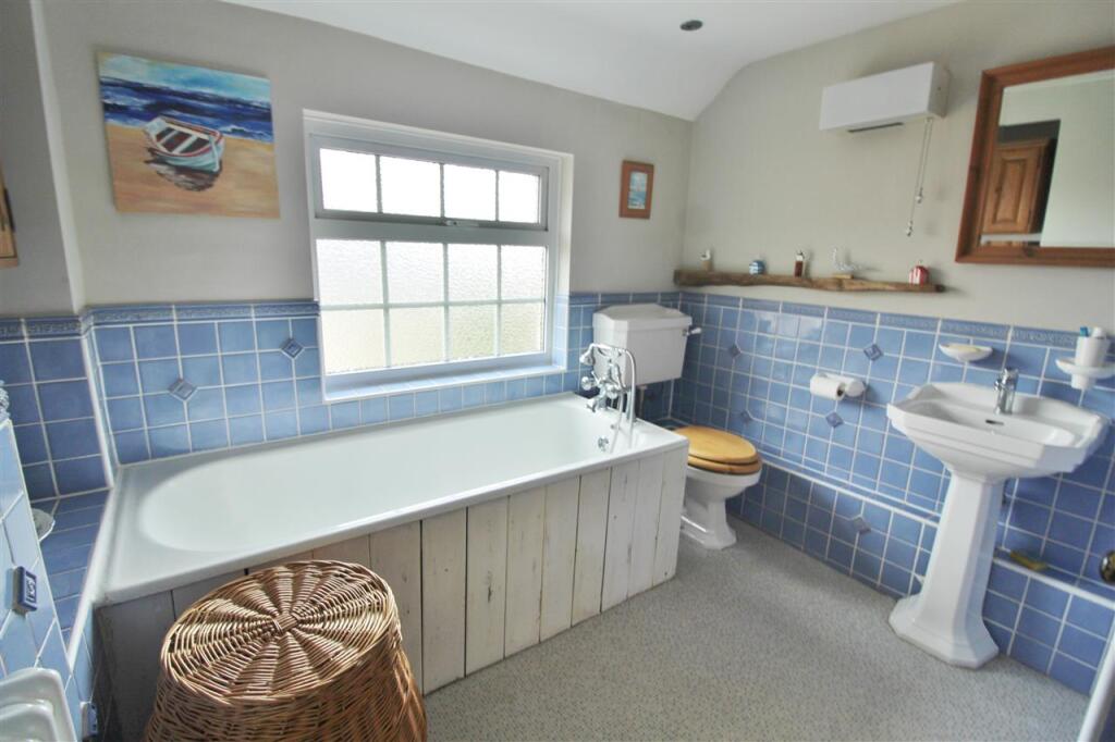 FAMILY BATHROOM
