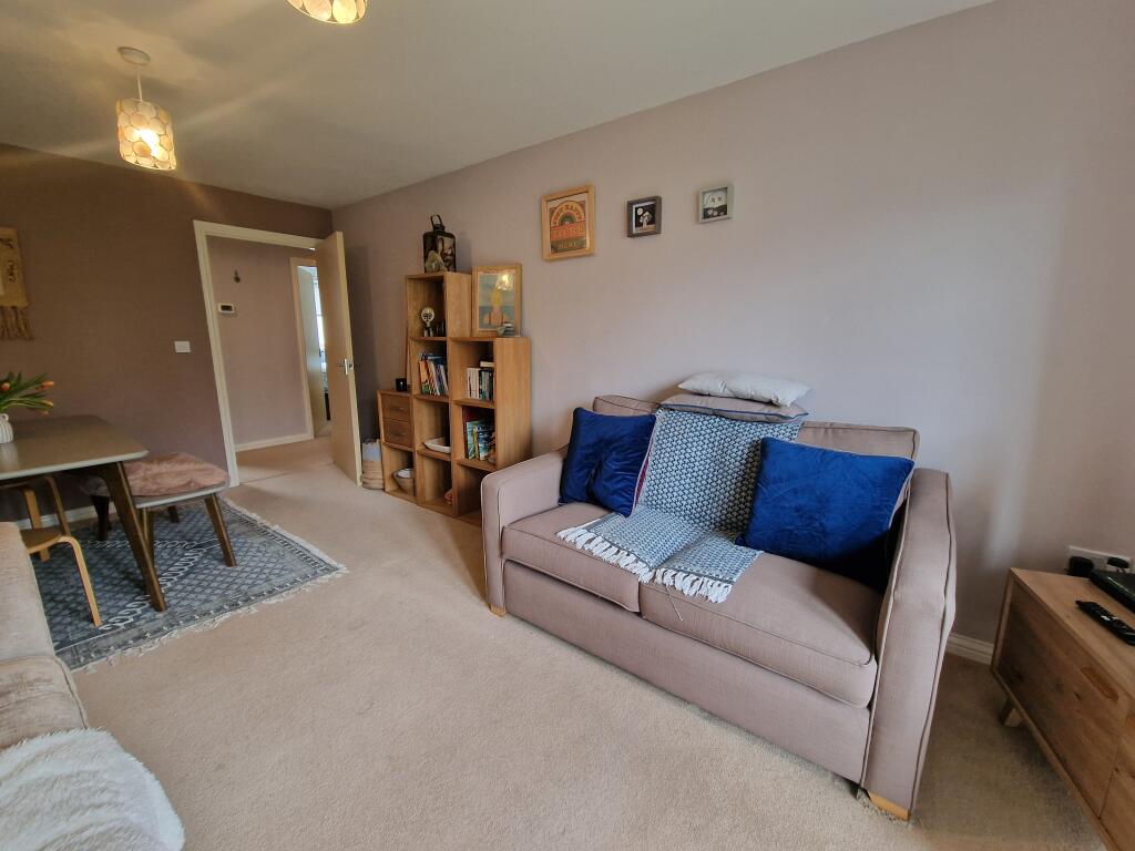 Lounge / Dining Area