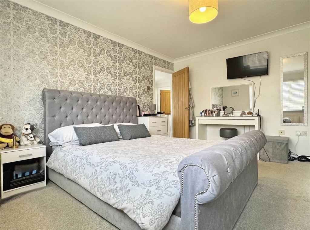Master Bedroom b.jpg