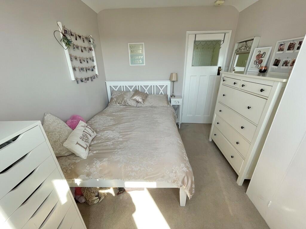 2 Cudlow Ave Bed ...