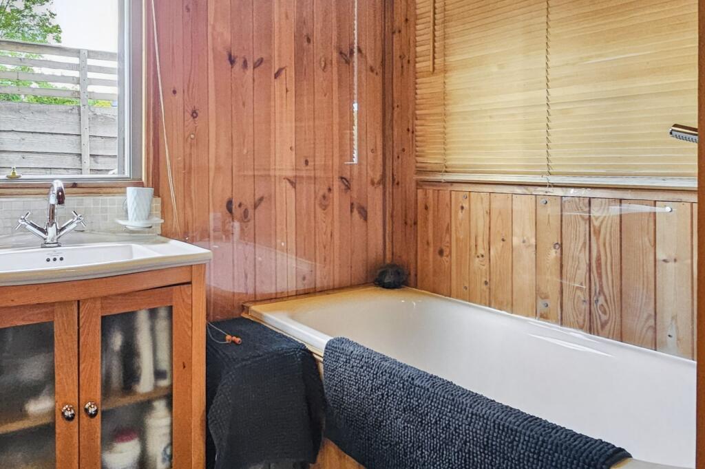 108 Taggs Island, Hampton Court, TW12 2HA