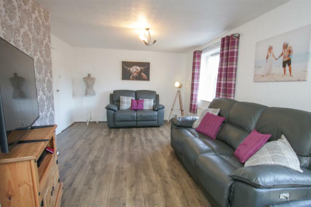 LOUNGE / DINING ROOM