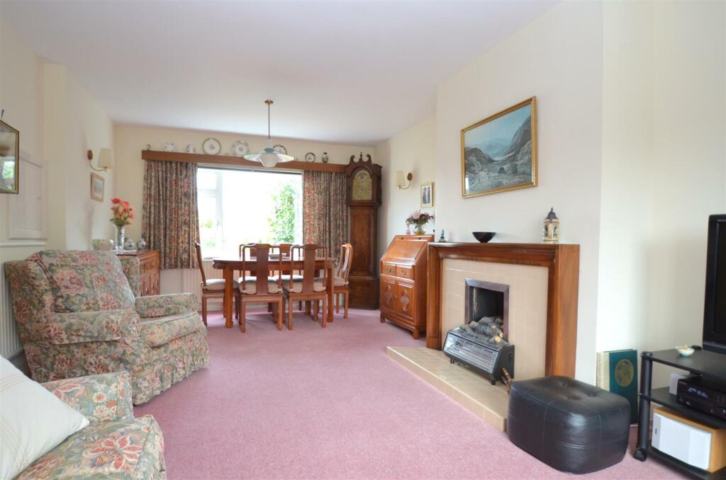 Lounge/Dining Room
