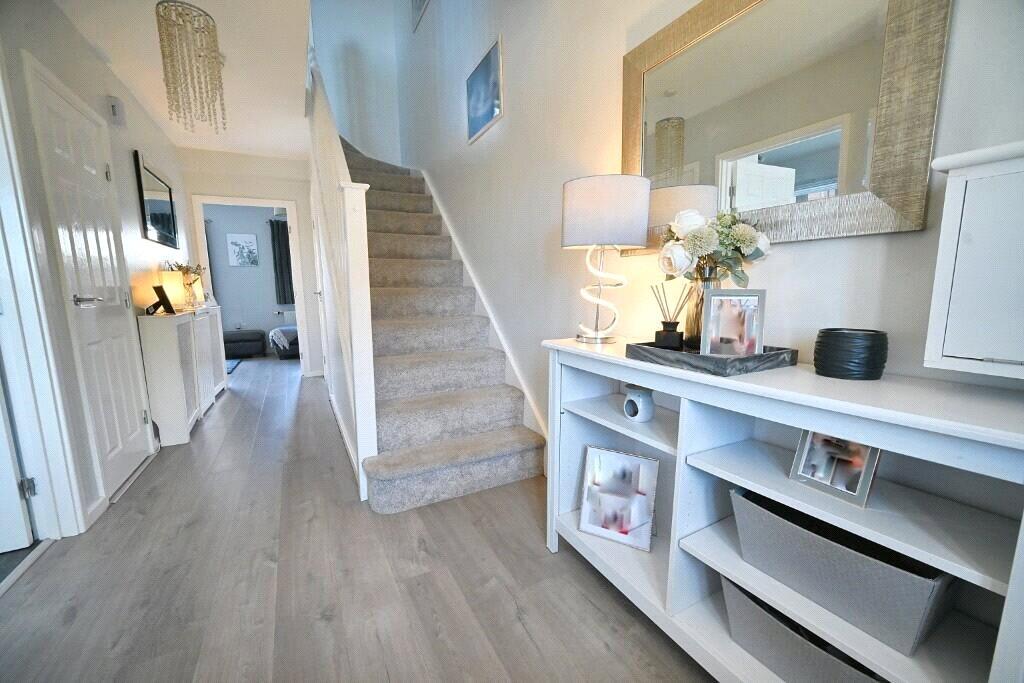 Entrance Thruhallway