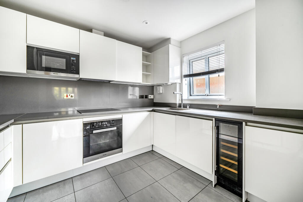 1369905-5-68f22f7...