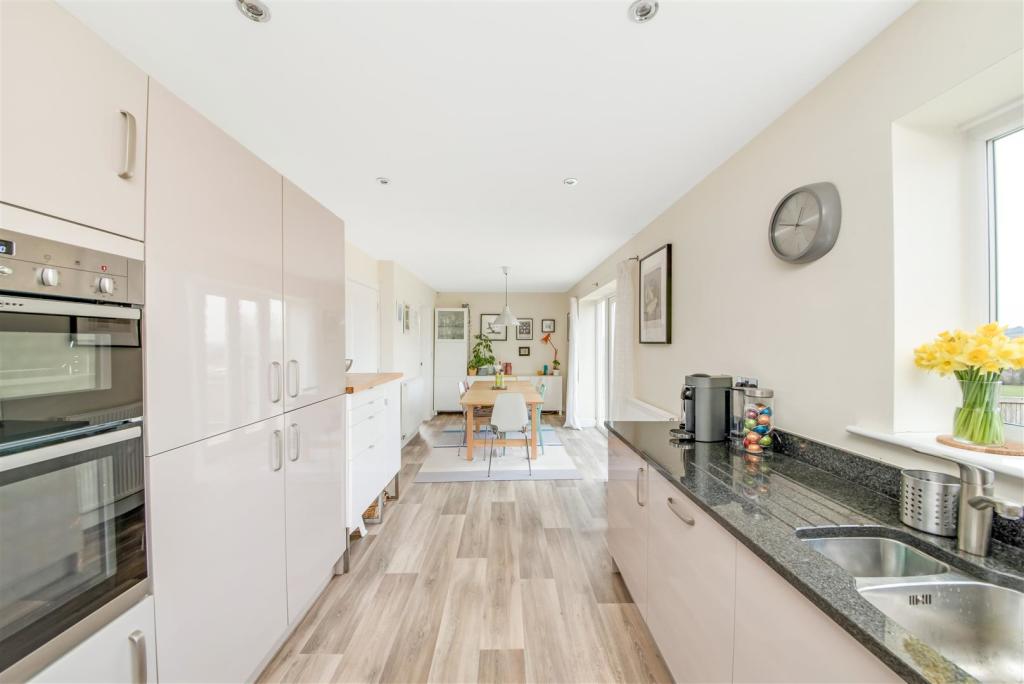 OPEN-PLAN DINING KITCHEN