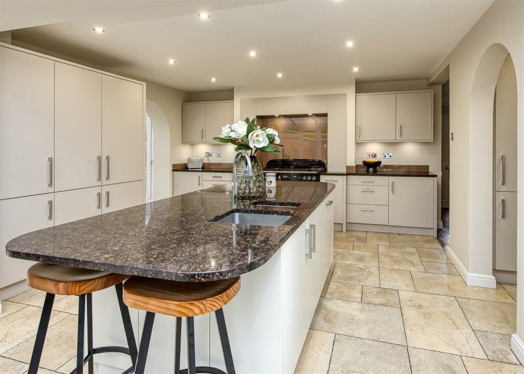 3 High Meadows-kitchen3.jpg