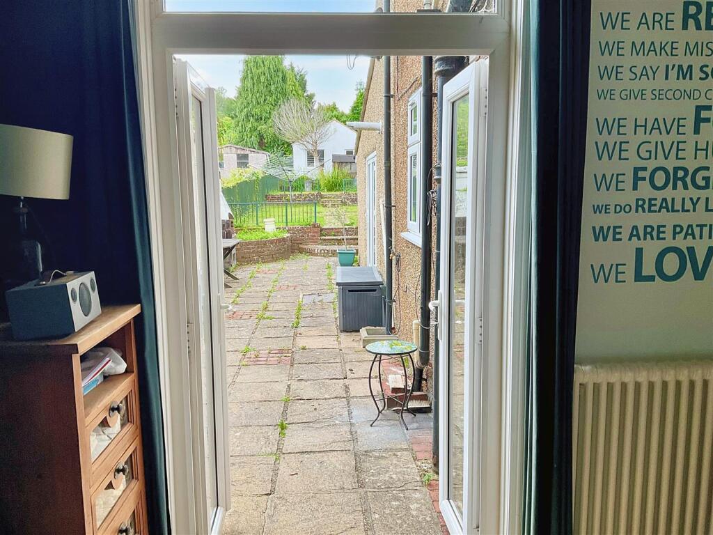 Family Room pic3.jpg