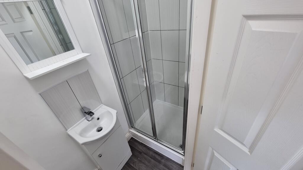 Room-4-ensuite-scaled-1