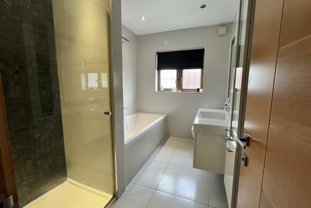 FAMILY BATHROOM: