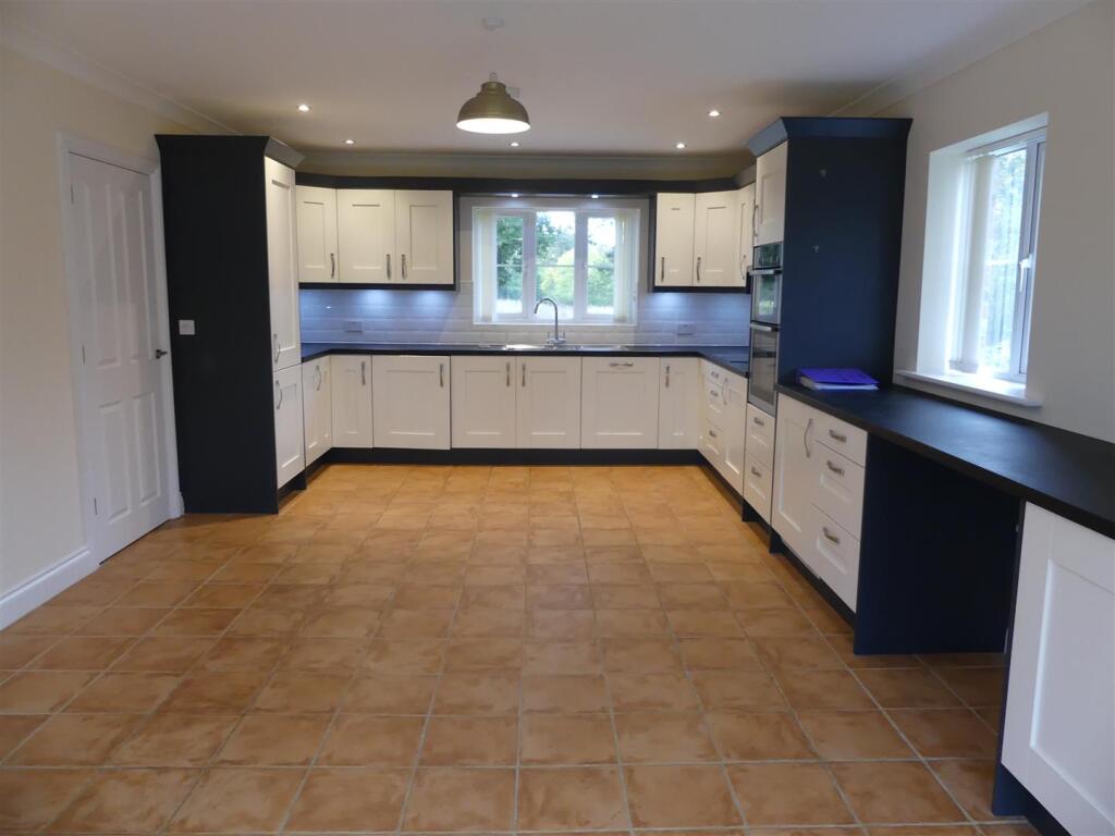 kitchen 2.JPG
