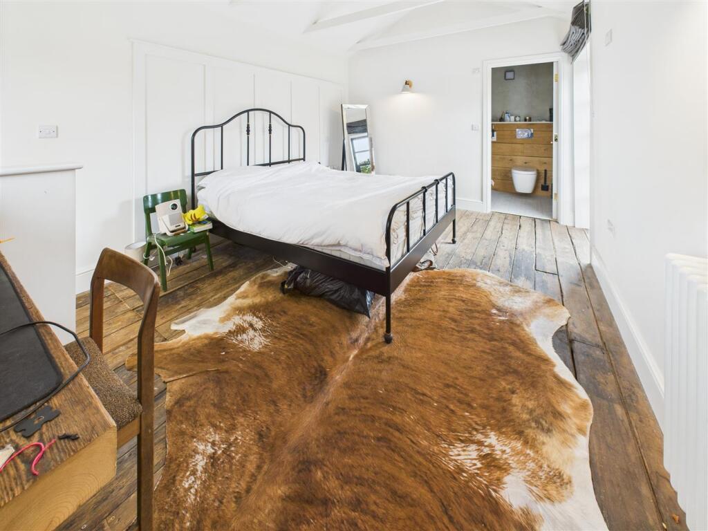 bedroom 4.jpg