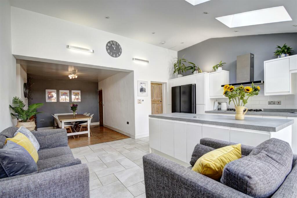 Kitchen/Family Room: