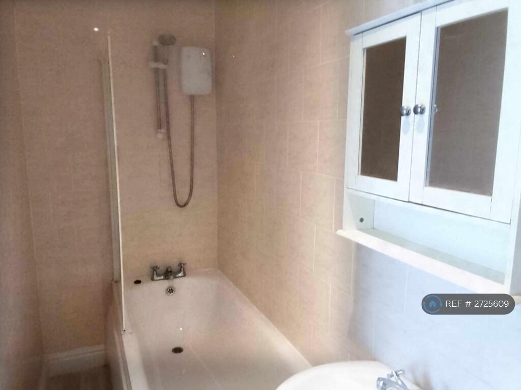 Shower/Bathroom
