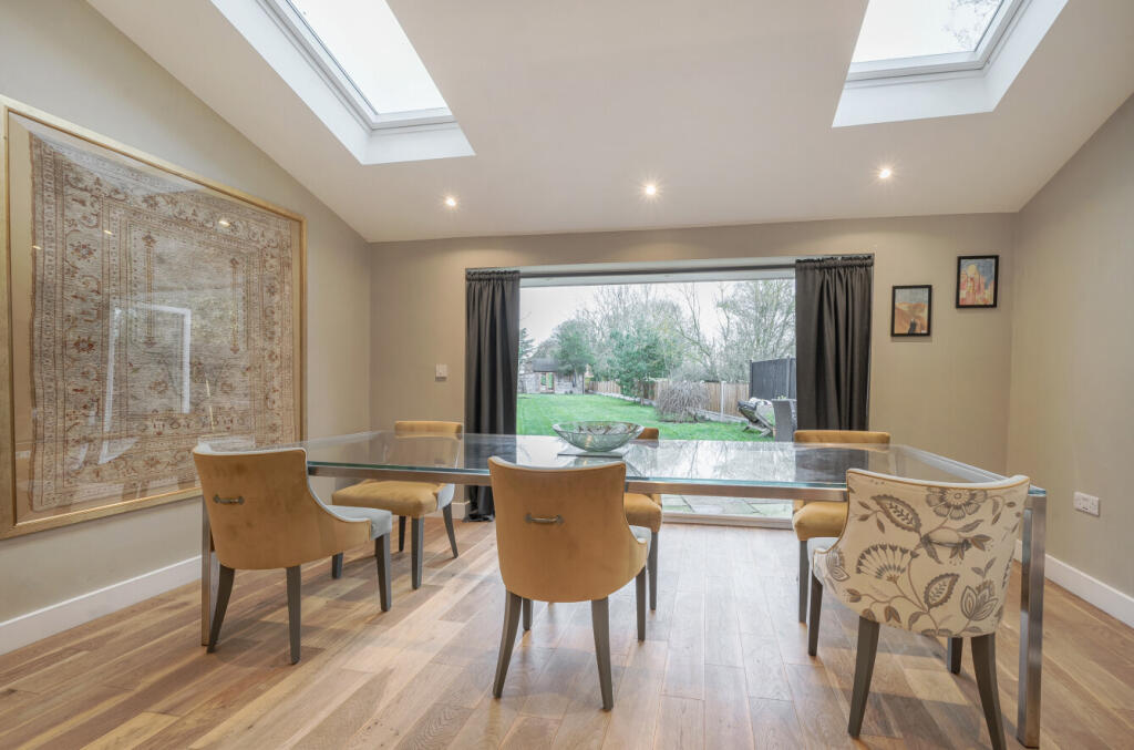 Lounge Dining Area