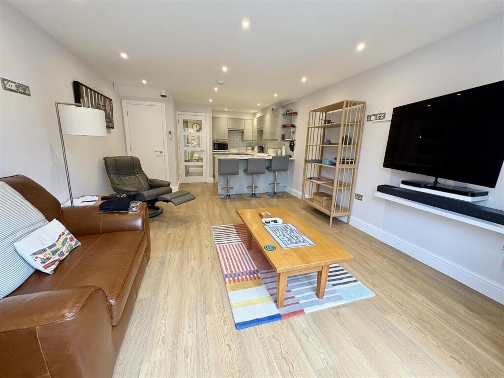 4. LOUNGE KITCHEN2.jpg